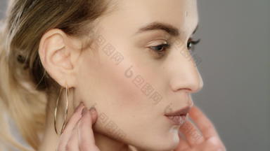 美模型触碰脸皮肤慢运动关闭年轻的女人脸